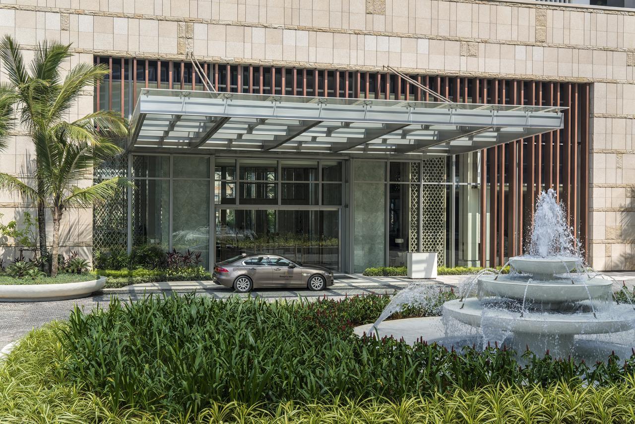 Shangri-La Kolombo Exteriér fotografie The entrance of the Ritz-Carlton, Marina Beach, Chennai