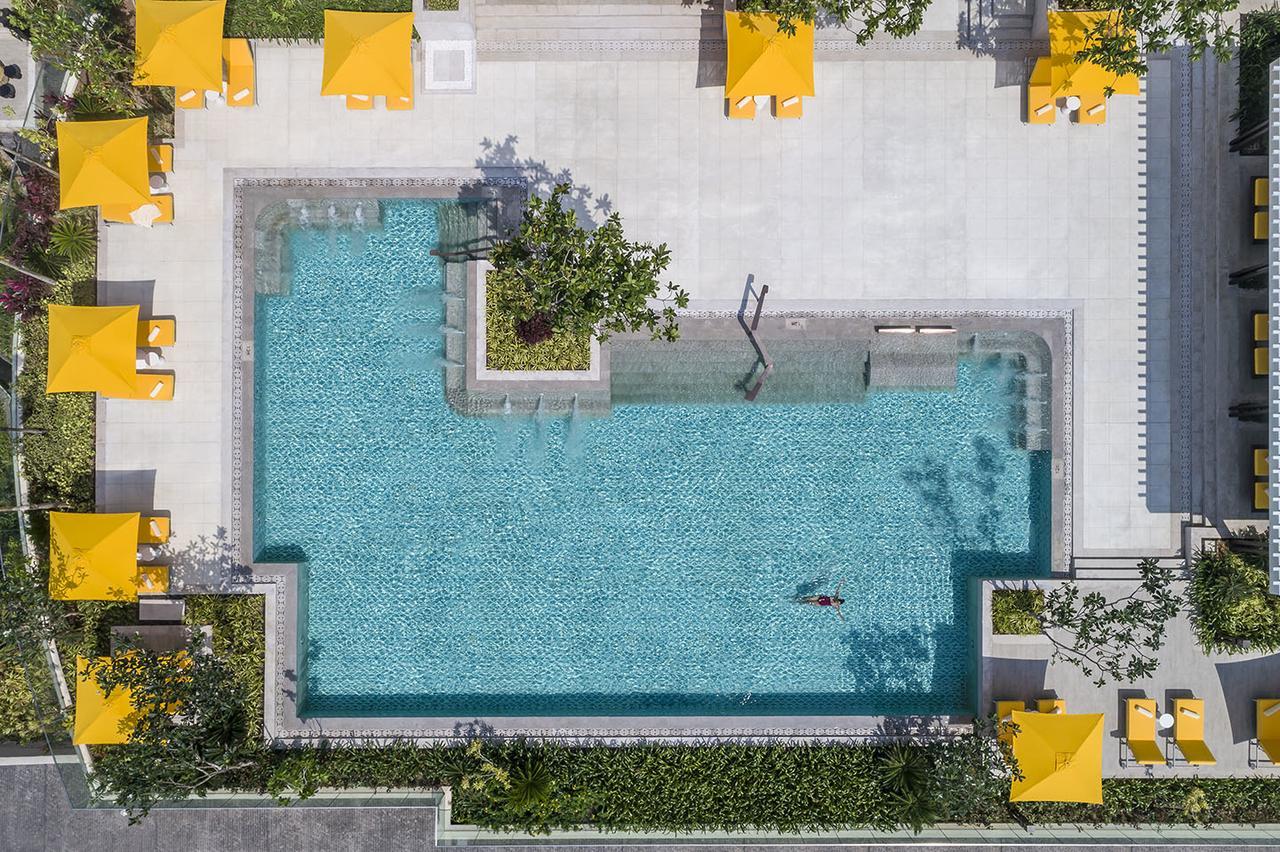 Shangri-La Kolombo Exteriér fotografie Aerial view of the pool at the hotel